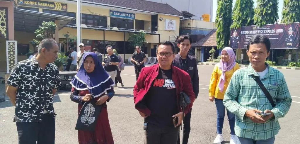 Keluarga Korban Pembunuhan Kedung Cowek Didamping Pengacara Kondang Geruduk Polres Tanjung Perak Surabaya,