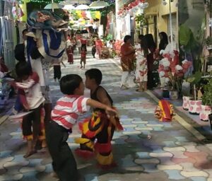 Anak anak melakukan antraksi tari tradisional jaranan