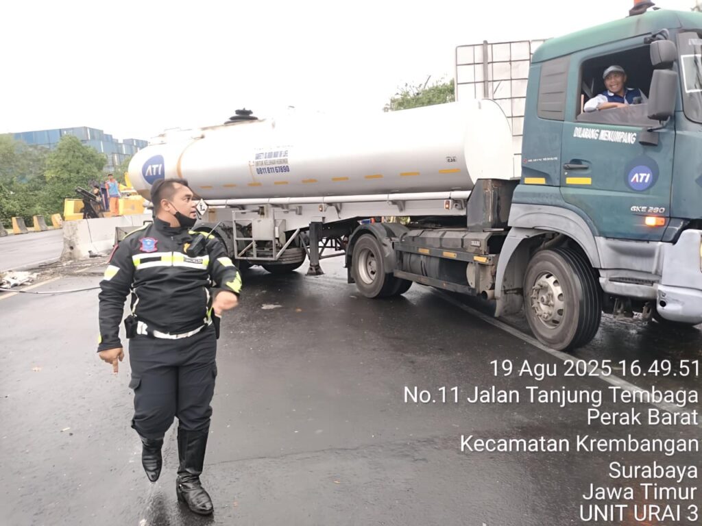 Polantas Polres Tanjung Perak Sigap Urai Kemacetan Akibat Truk Tangki Seruduk Pembatas Jalan