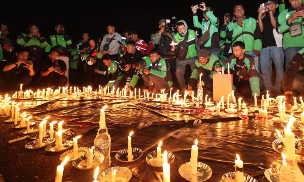 Driver Ojol Gelar Aksi Damai 1000 Lilin di Depan Mapolda Jatim