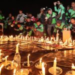 Driver Ojol Gelar Aksi Damai 1000 Lilin di Depan Mapolda Jatim