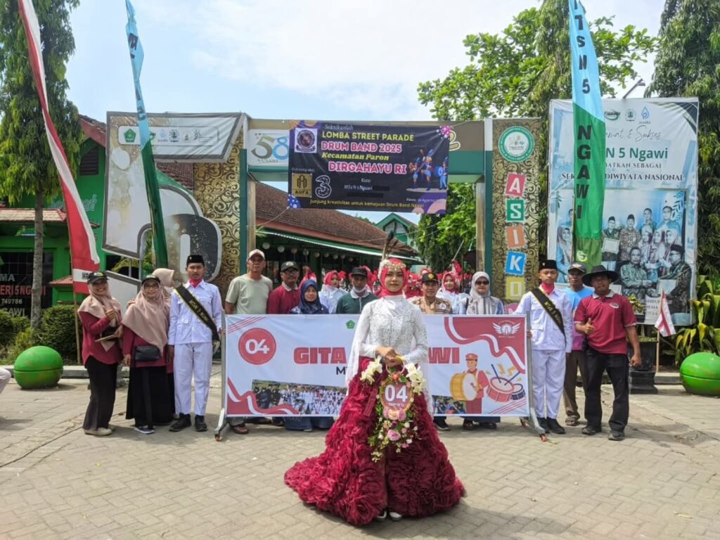 Street Parade Drumband Gita Samawi MTsN 5 Ngawi: Semangat Berkobar, Budaya Terjaga, Masyarakat Bersatu