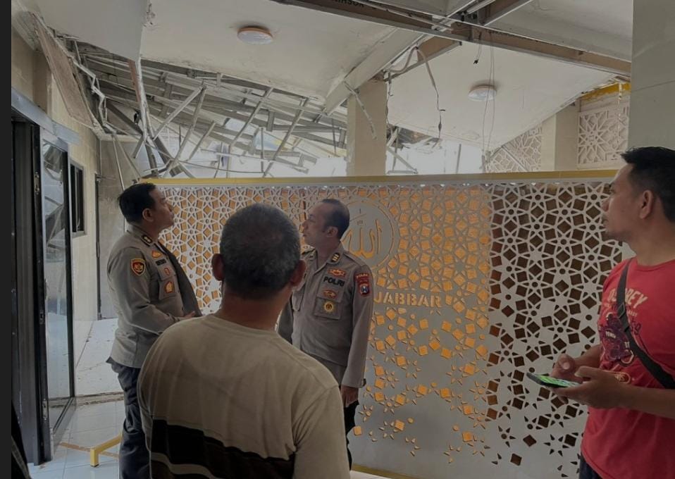 Polisi dan Warga Kembalikan Asa Jamaah Masjid Al Jabar Polsek Tegalsari Pasca Kerusuhan di Surabaya