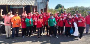 Warga Surabaya Bersihkan Pantai Jembatan Suramadu dalam Peringatan World Cleanup Day 2025