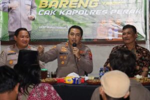 Kapolres Tanjung Perak Gelar Cangkrukan dan Bagikan 300 Kunci Ganda Kendaraan Bermotor