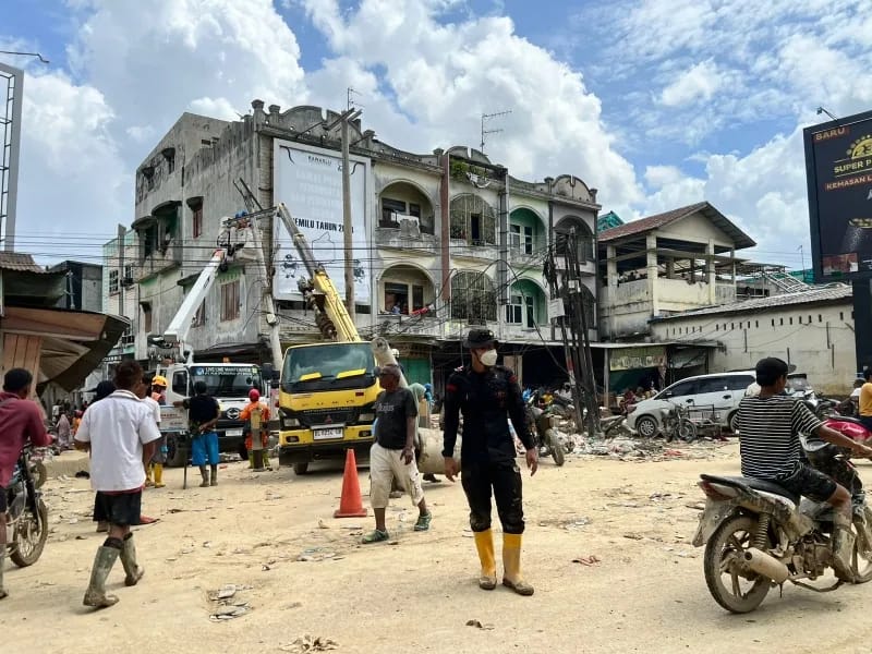 Personel Brimob Kawal Penormalan Listrik di Aceh Tamiang