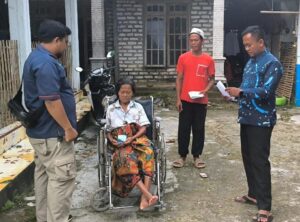 Petugas Kantor Pos Sampang Turun Kelapangan, Pastikan BLT Tepat Sasaran 