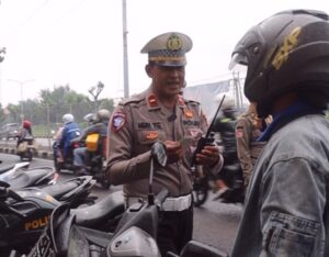 Tekan Angka Curanmor, Polres Pelabuhan Tanjung Perak Gelar Razia Kendaraan di Jembatan Suramadu