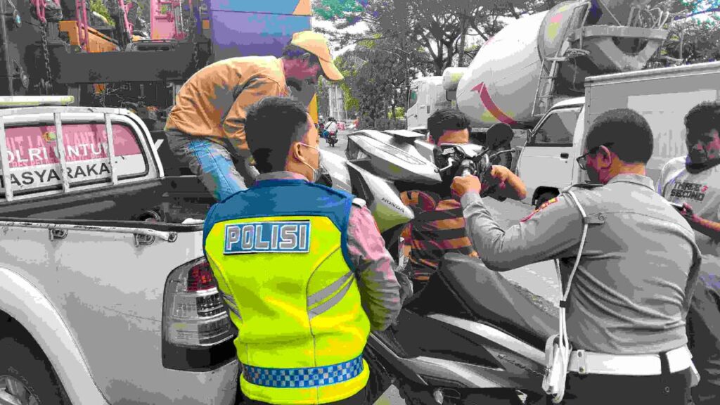 Tragedi Jas Hujan Tersangkut Bak Truk di Akses Suramadu: Istri Tewas Terlindas, Suami Luka-luka