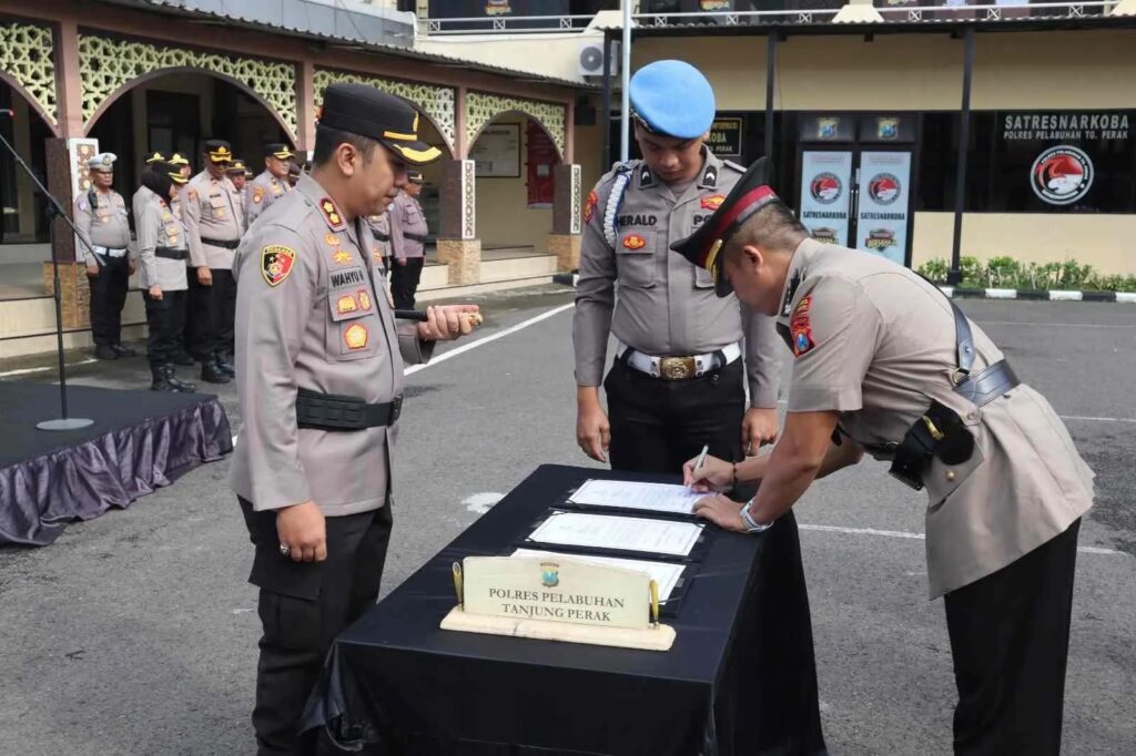Polres Pelabuhan Tanjung Perak Gelar Sertijab, Pergantian Kapolsek Asemrowo 