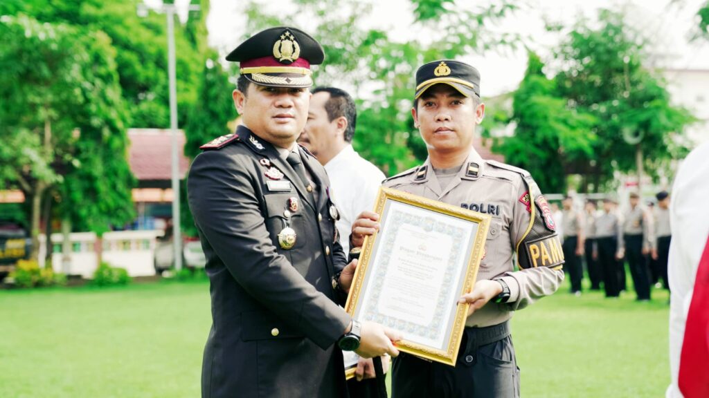 Kapolres Jombang Beri Penghargaan kepada Pamapta Polres Jombang atas Tindakan Sigap Tangani Laporan Kedubes Kamboja