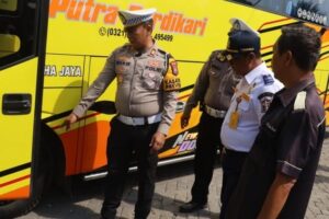 Pastikan Kelayakan Armada Wisata dan Angkutan Umum, Satlantas Polres Tanjung Perak Gelar Ramp Check di Terminal Ampel