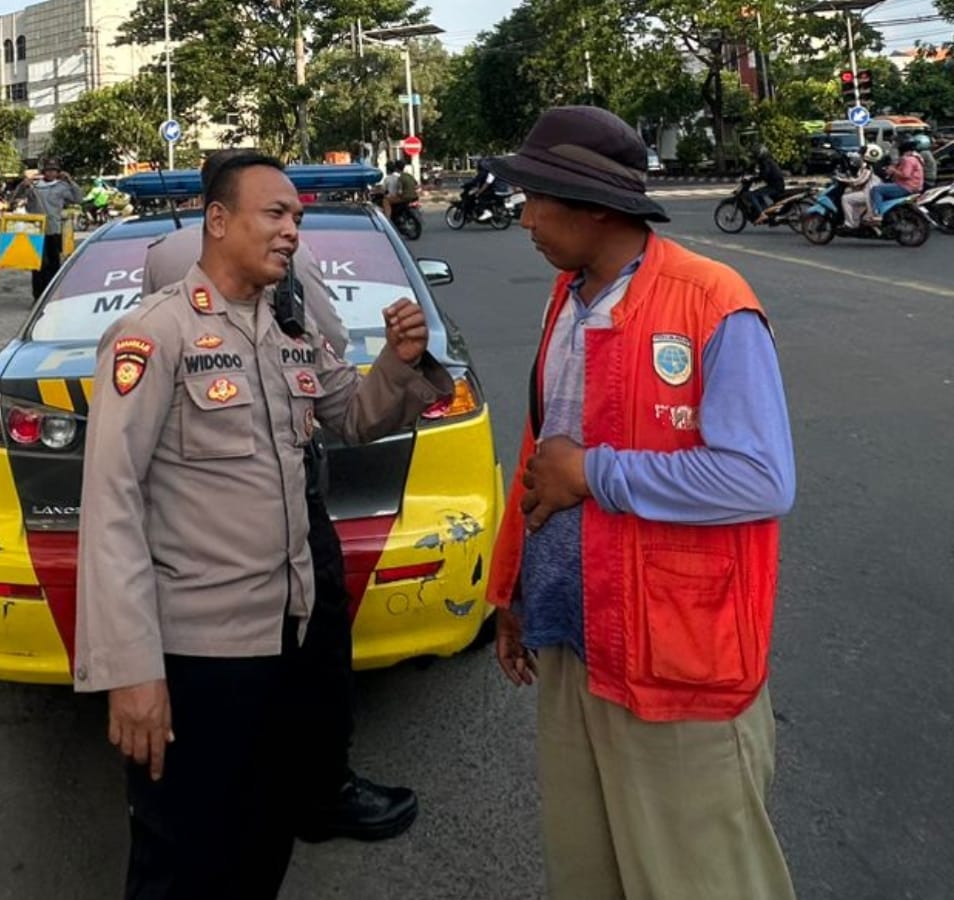 Polsek Bubutan Tertibkan Juru Parkir Liar di Jalan Dupak