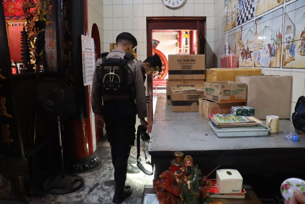 Polres Pelabuhan Tanjung Perak Sterilisasi Klenteng