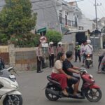 Satlantas Polres Pelabuhan Tanjung Perak Tertibkan Truk Kontainer di Pertigaan Karang Tembok  ‎