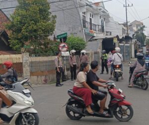 Satlantas Polres Pelabuhan Tanjung Perak Tertibkan Truk Kontainer di Pertigaan Karang Tembok  ‎