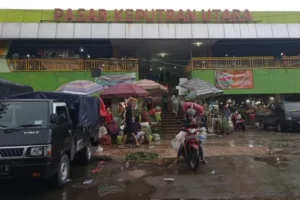 Pedagang Pasar Keputran Utara Tagih Janji PD Pasar Surya: “Retribusi Bayar Terus, Tapi Pasar Tak Terurus”