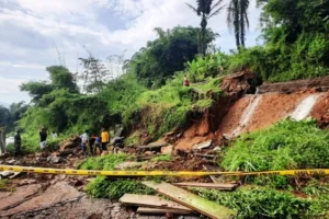 Warga Alami Kerugian Puluhan Juta Akibat Longsor di Sumedang