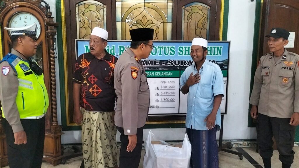 Pererat Silaturahmi, Polsek Semampir Bagikan Takjil