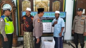 Pererat Silaturahmi, Polsek Semampir Bagikan Takjil