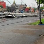 Angin Kencang Tumbangkan Tiang Listrik di Taman Sidoarjo