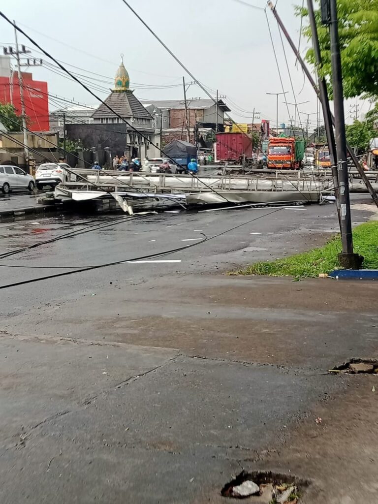 Angin Kencang Tumbangkan Tiang Listrik di Taman Sidoarjo