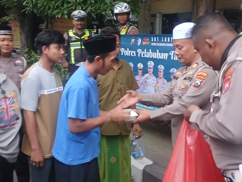 Kasat Lantas Polres Pelabuhan Tanjung Perak Berbagi Berkah  ‎