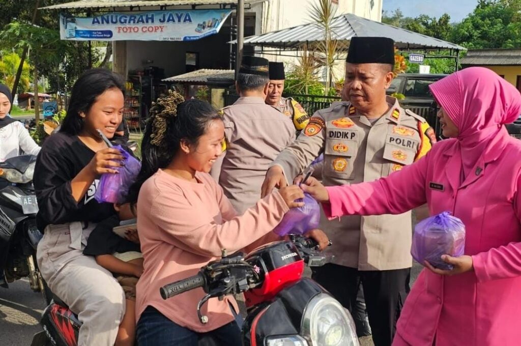 Polsek Tulakan Bersama Ibu Bayangkari Bagikan Takjil   ‎
