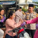 Polsek Tulakan Bersama Ibu Bayangkari Bagikan Takjil   ‎