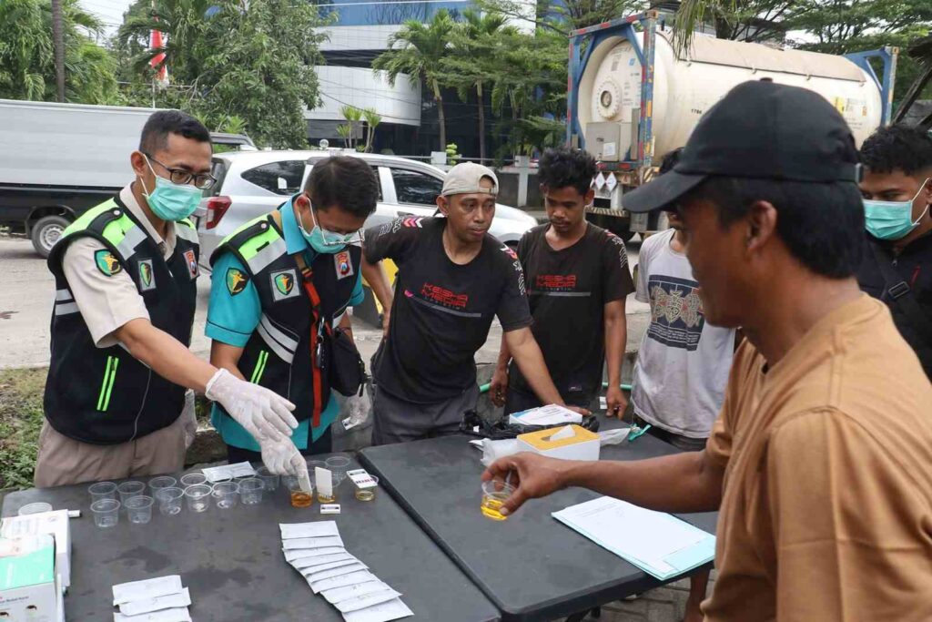 Polres Tanjung Perak Cek Urine 43 Sopir Truk dan Bus Jelang Mudik Lebaran