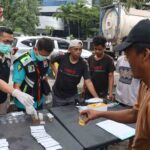 Polres Tanjung Perak Cek Urine 43 Sopir Truk dan Bus Jelang Mudik Lebaran