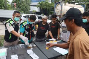 Polres Tanjung Perak Cek Urine 43 Sopir Truk dan Bus Jelang Mudik Lebaran
