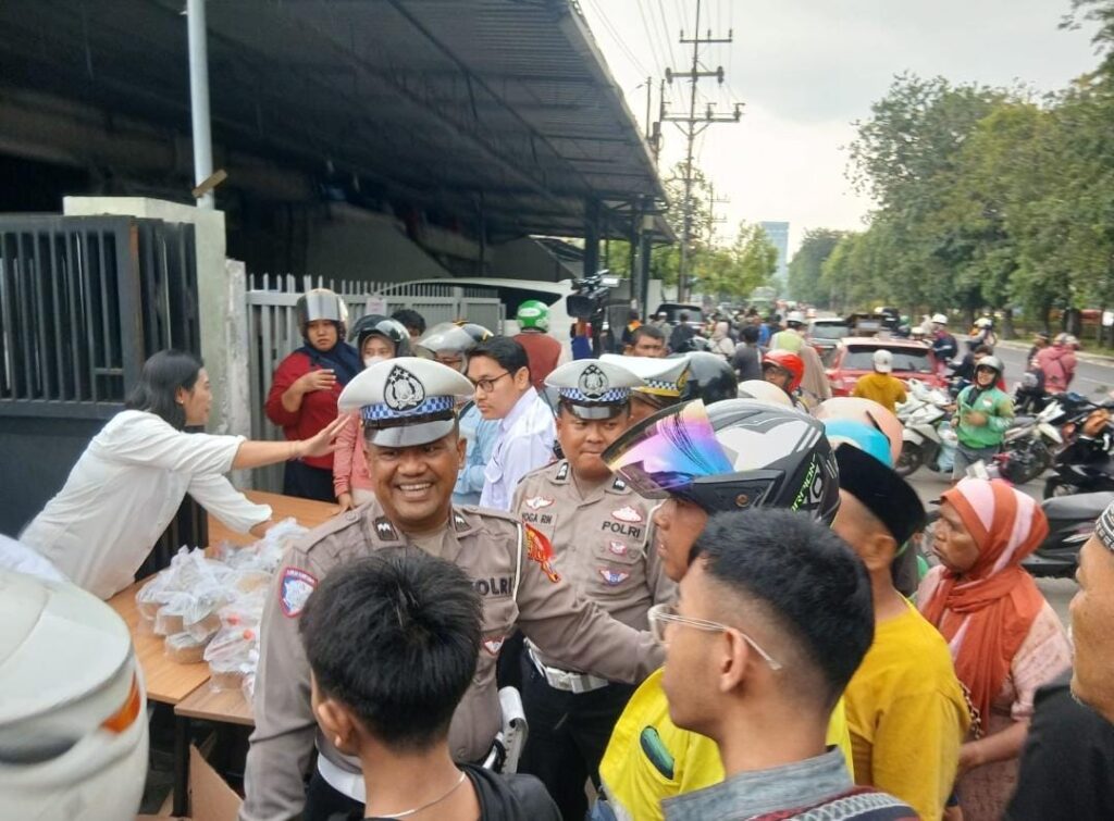 Satlantas Polres Tanjung Perak, Menanam Makna Kepedulian di Senja Ramadhan