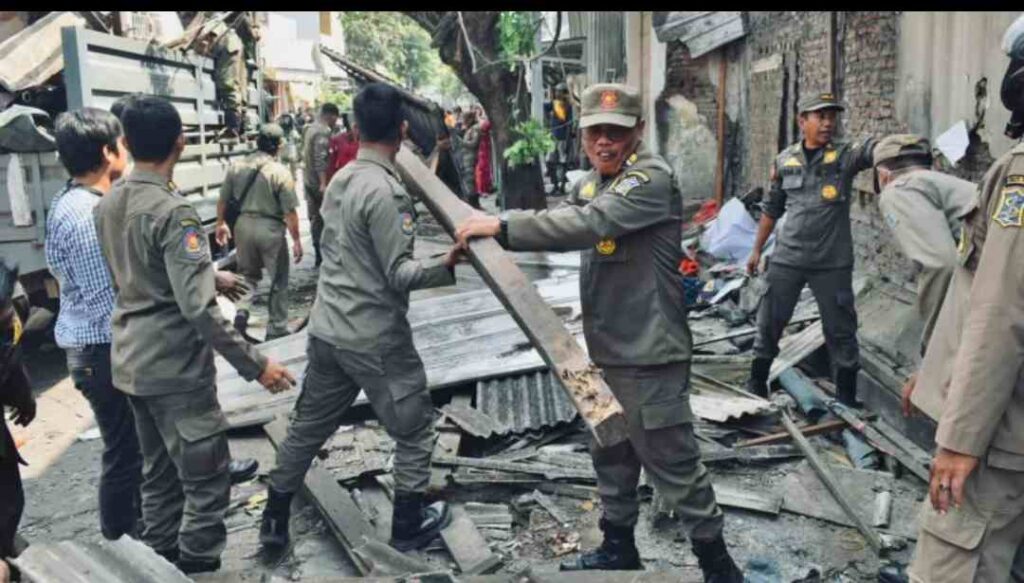 Urai Kemacetan, Pemkot Surabaya Tertibkan Pasar Tumpah di Simo Katrungan