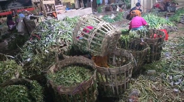 Saling Lempar Tanggung Jawab: Sampah Pasar Keputran Menumpuk