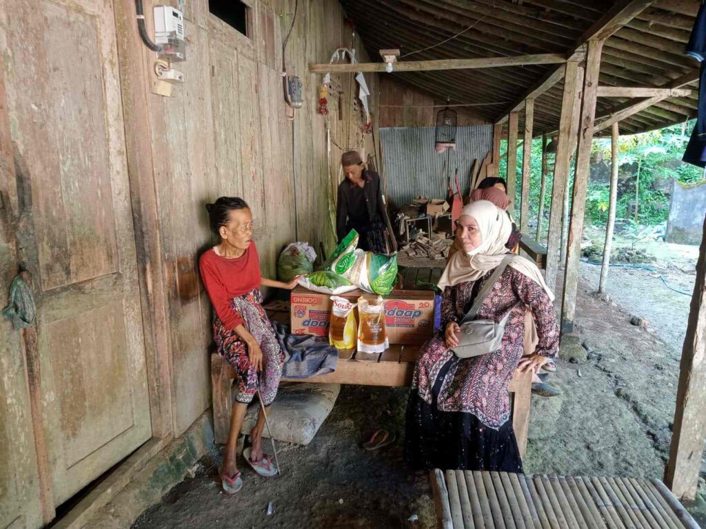 Wanita Tua Terabaikan di Batorasang Akhirnya Terima Bantuan BPD