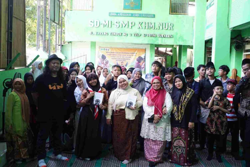 Bedah Puisi Siswa Warnai Hardiknas di SMP KHM.NUR