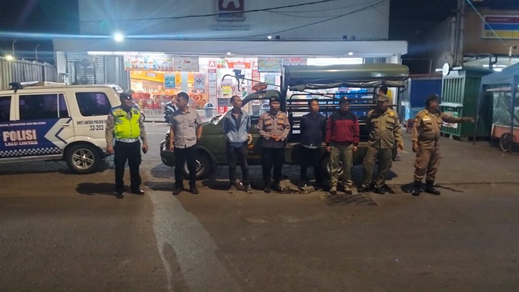 ‎Patroli Harkamtibmas Semampir Disambut Hangat Masakan Khas Warga  ‎