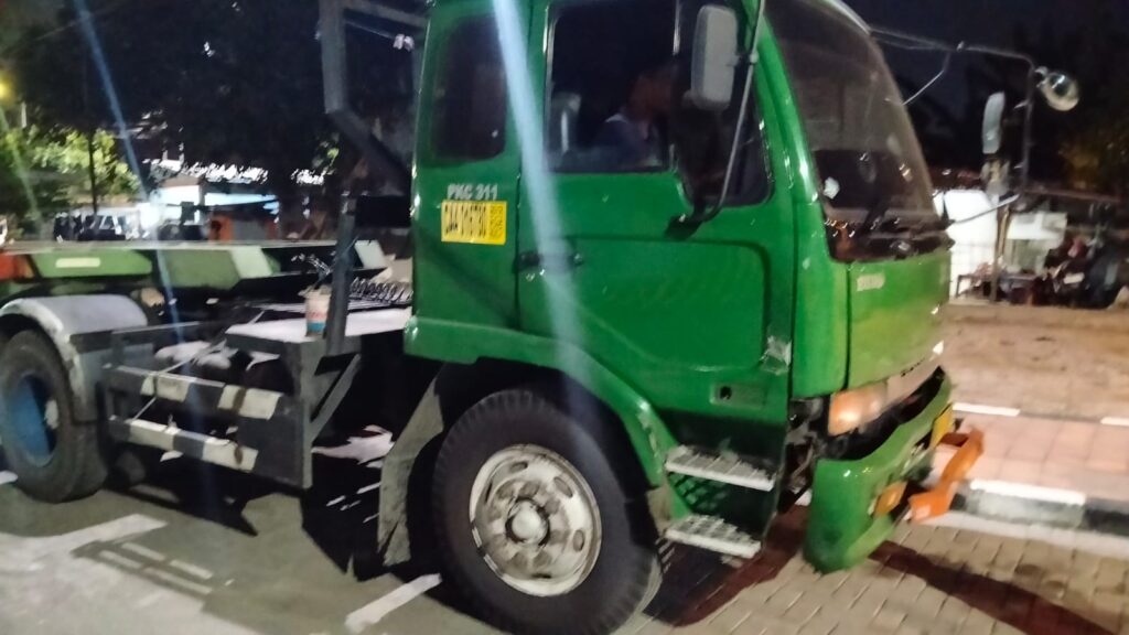 Laka Truk vs Motor di Kalimas: Evakuasi Korban ke RS Jauh Dikritik Warga