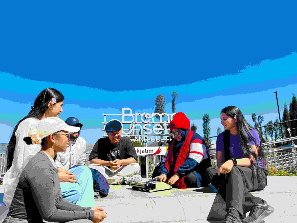 Sastra Lumpur dan Prodi Bahasa dan Sastra Indonesia Unair Hadirkan Kelas Puisi Lintas Budaya di Bromo