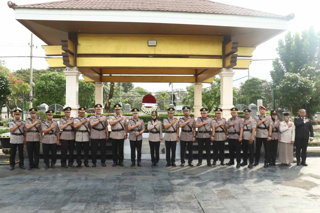 Kapolres Tanjung Perak Pimpin Tabur Bunga di Makam WR Supratman