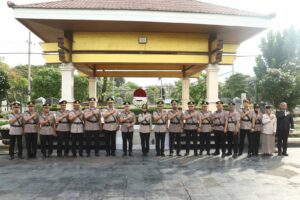 Kapolres Tanjung Perak Pimpin Tabur Bunga di Makam WR Supratman