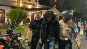 Aksi Demonstrasi di Grahadi Ricuh, Belasan Massa Berpakaian Hitam Diamankan Polisi