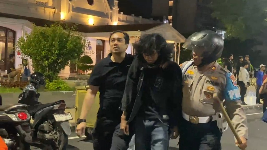 Aksi Demonstrasi di Grahadi Ricuh, Belasan Massa Berpakaian Hitam Diamankan Polisi
