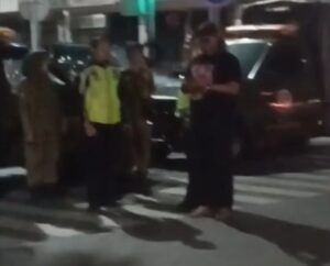 Konser Deny Cak Nan Di Taman Remaja Surabaya,Tanpa Sosialisasi, Penyekatan Jalan Ngaglik Dikeluhkan Pengguna Jalan