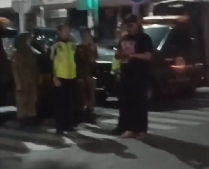 Konser Deny Cak Nan Di Taman Remaja Surabaya,Tanpa Sosialisasi, Penyekatan Jalan Ngaglik Dikeluhkan Pengguna Jalan