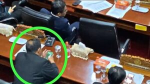 Rapat Berlangsung, Anggota Dewan Asyik Main Game  ‎
