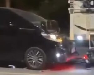 Mobil KH Anwar Zahid Ditabrak Truk di Bojonegoro