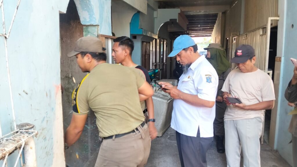 PENERTIBAN BANGUNAN LIAR DI ATAS SELOKAN BESAR MRUTUKALIANYAR SURABAYA