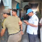 PENERTIBAN BANGUNAN LIAR DI ATAS SELOKAN BESAR MRUTUKALIANYAR SURABAYA